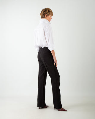 Schwarze Schlaghosen