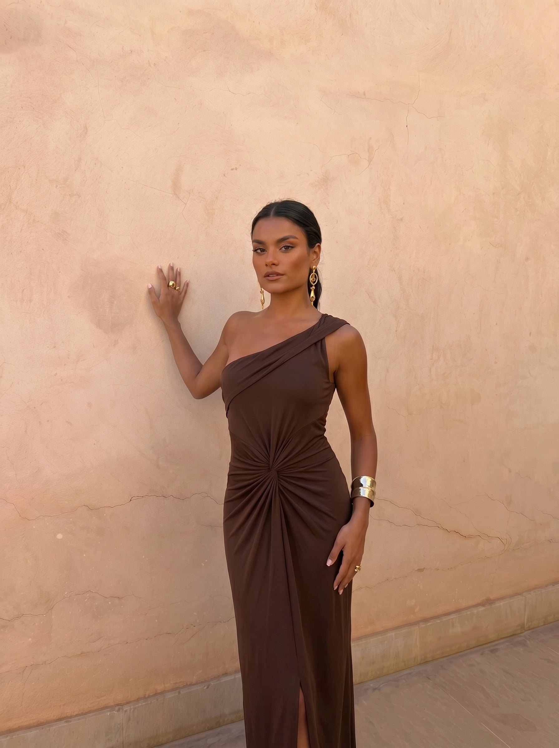 Look 04 — Abito monospalla choco